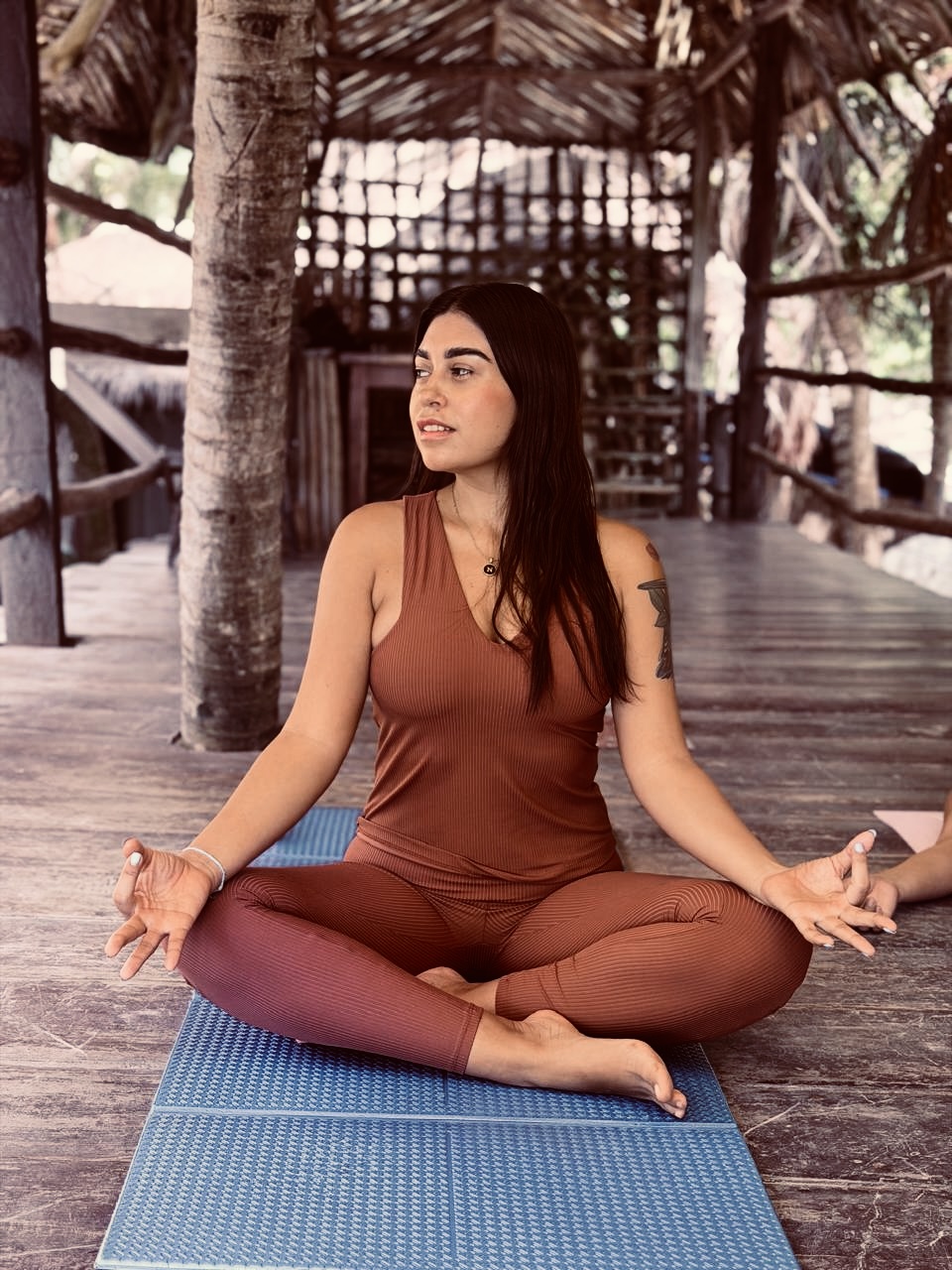 Meditación en tapete de yoga